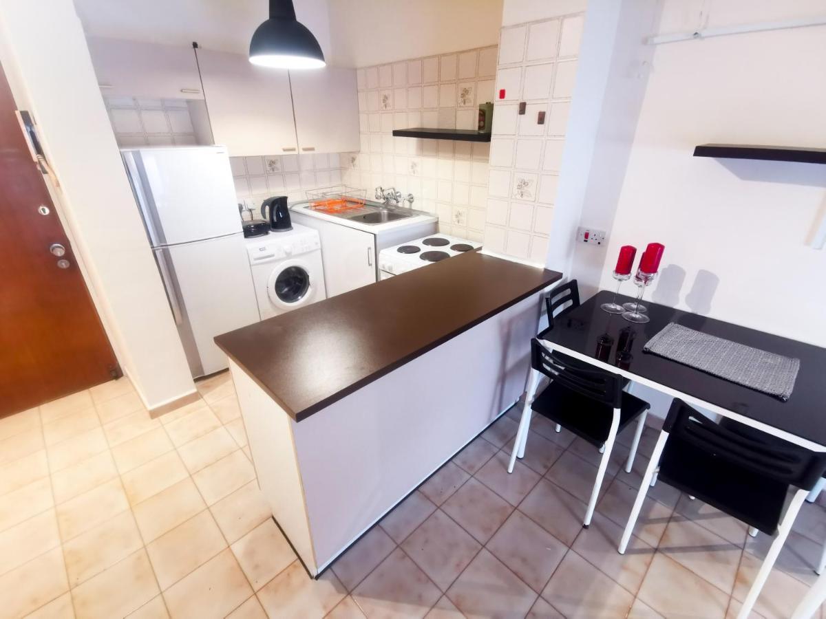Flirty Flamingo Seaview Seafront Apartment Larnaca Bagian luar foto