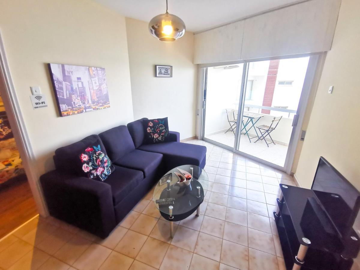 Flirty Flamingo Seaview Seafront Apartment Larnaca Bagian luar foto