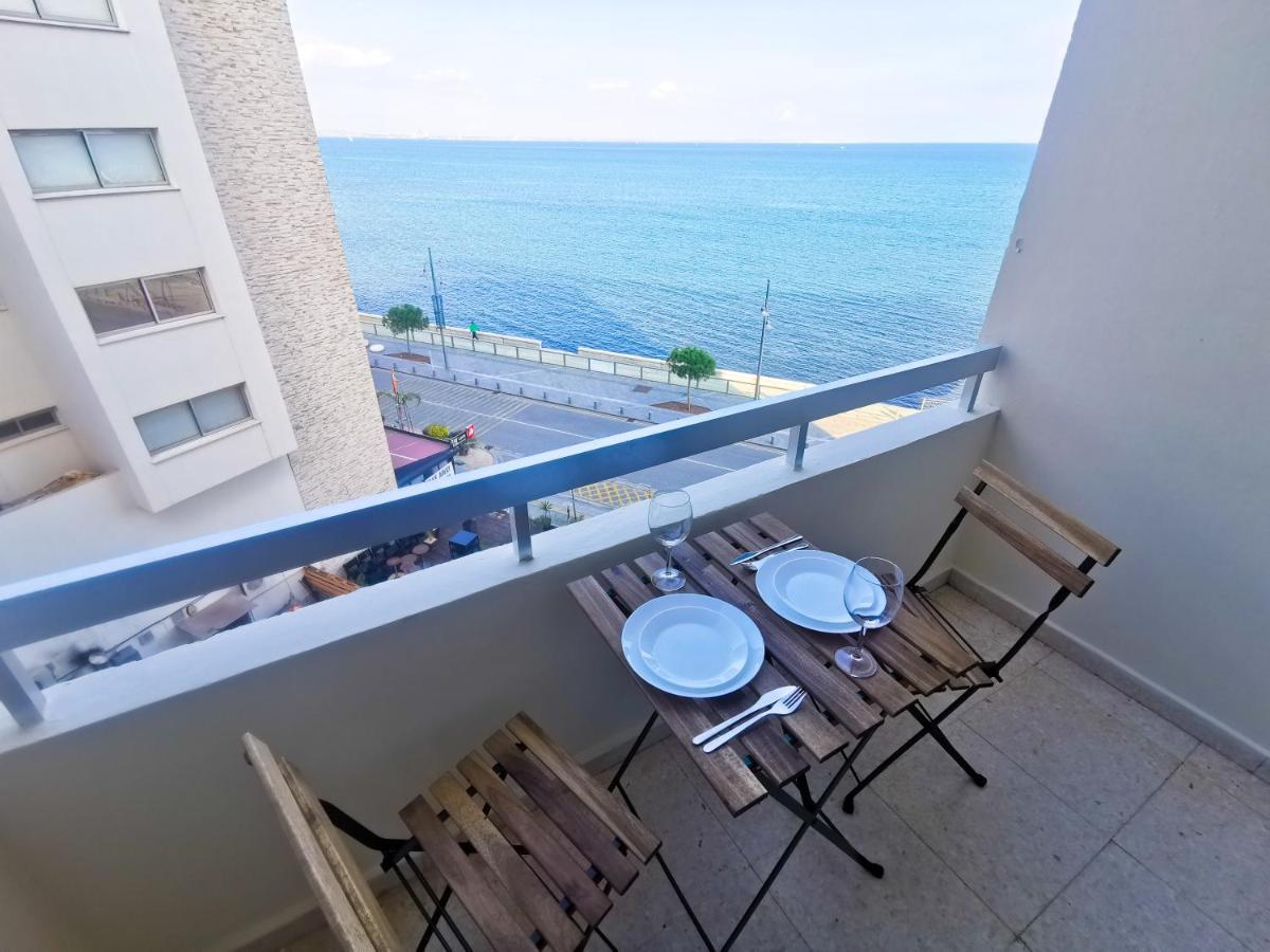 Flirty Flamingo Seaview Seafront Apartment Larnaca Bagian luar foto