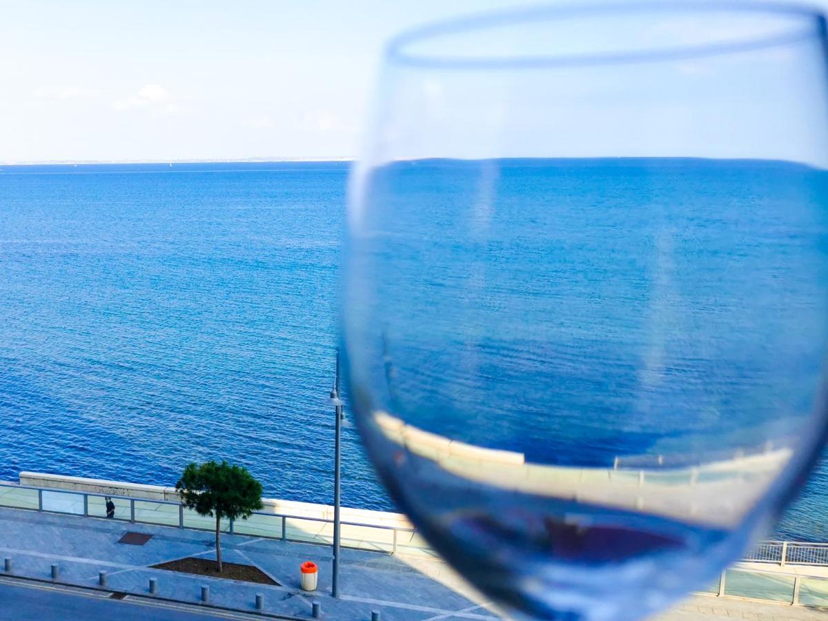 Flirty Flamingo Seaview Seafront Apartment Larnaca Bagian luar foto